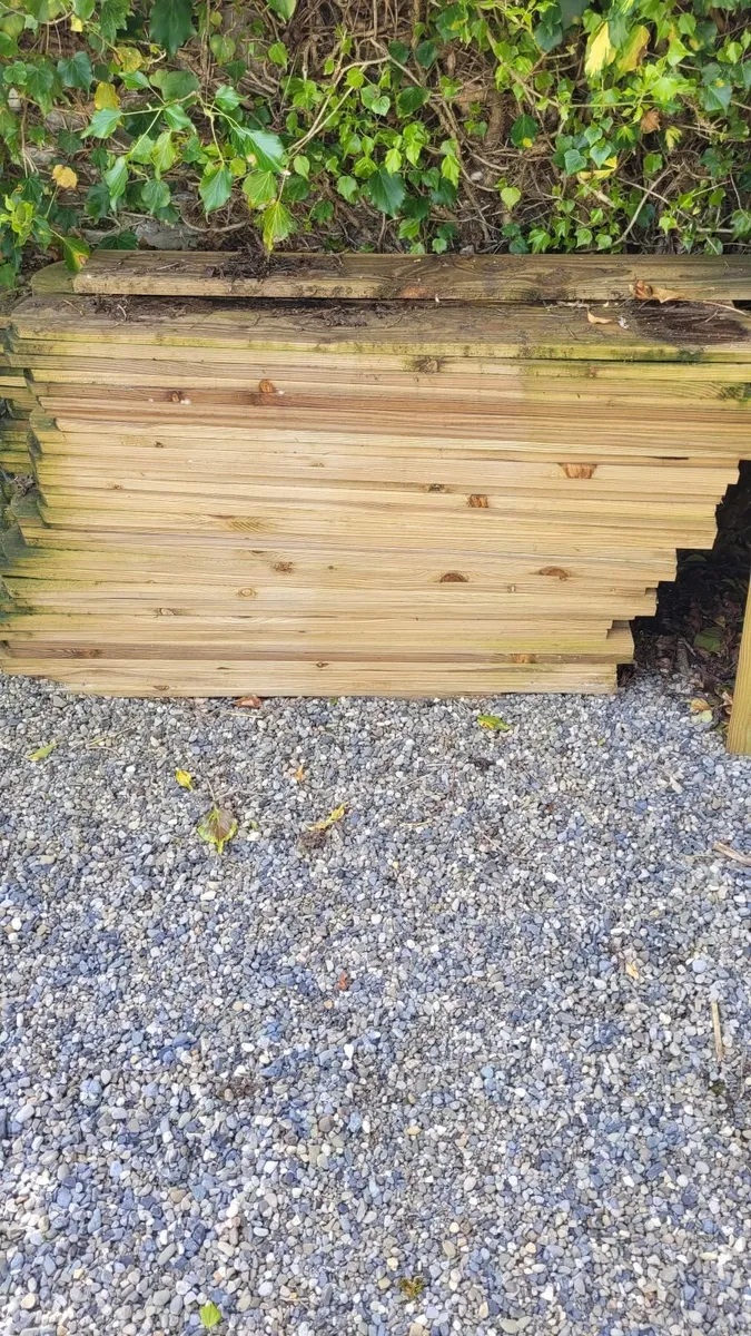 Loose pickets - Image 1