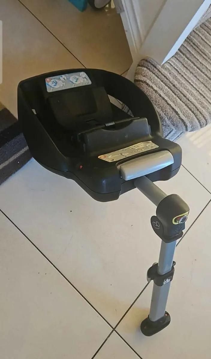 Maxi Cosi Baby Car Seat Isofix Base - Image 1