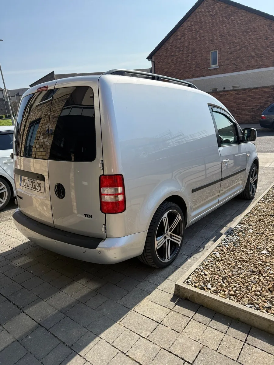 2015 Volkswagen Caddy - Image 2