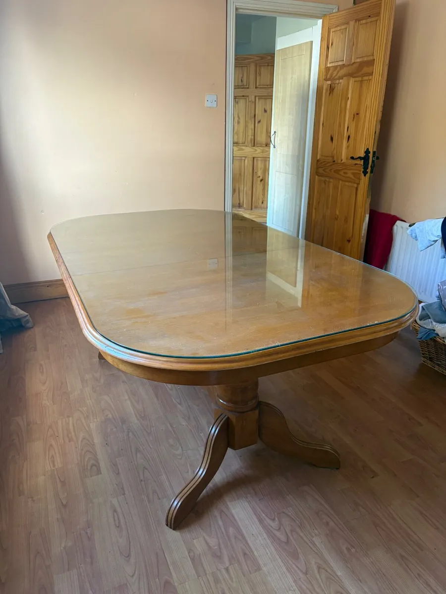 Table and 5 chairs - Image 1