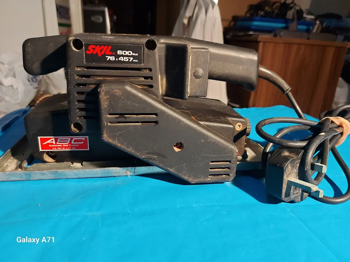 SKIL 600W Sander, 76 X 457mm, ABC Automatic Belt C - Image 1