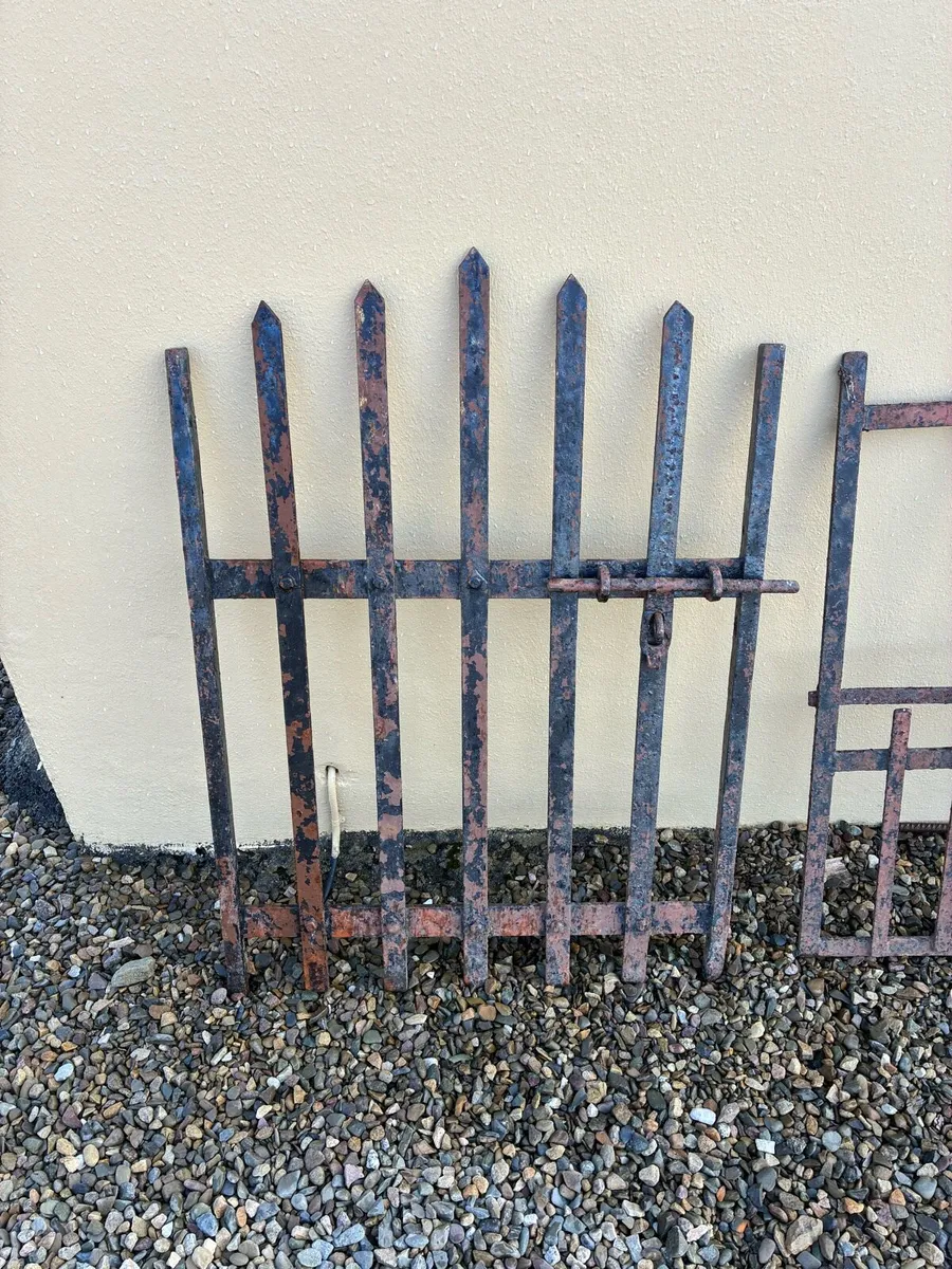 gates and wash basin - Image 1