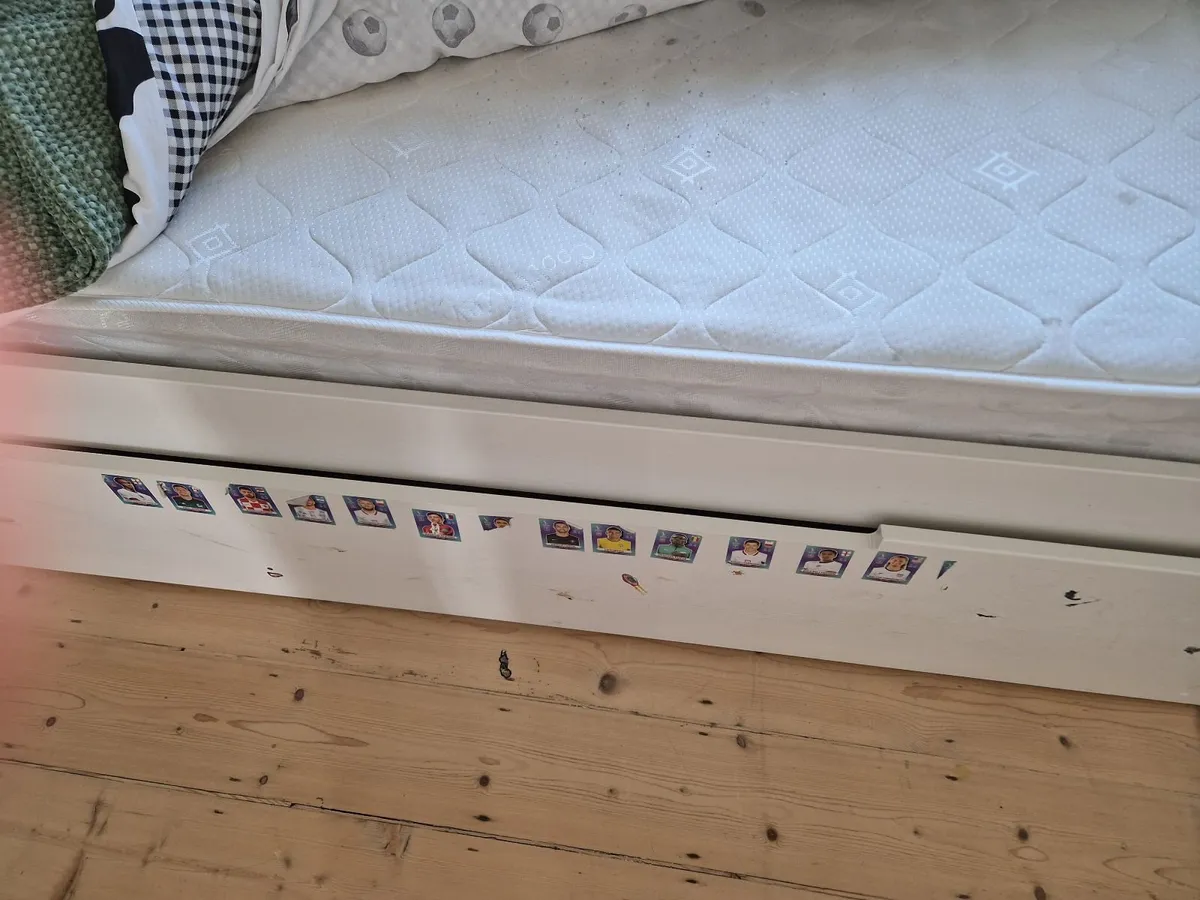 Single bed - Image 1