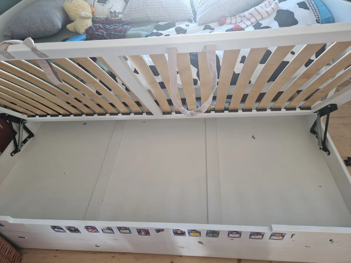 Single bed - Image 2