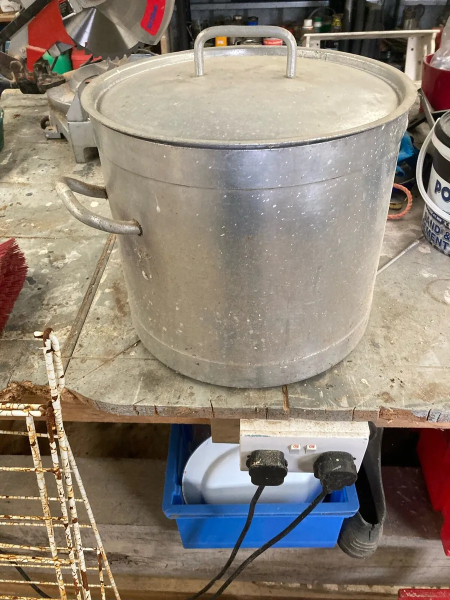 Aluminium cooking pot
