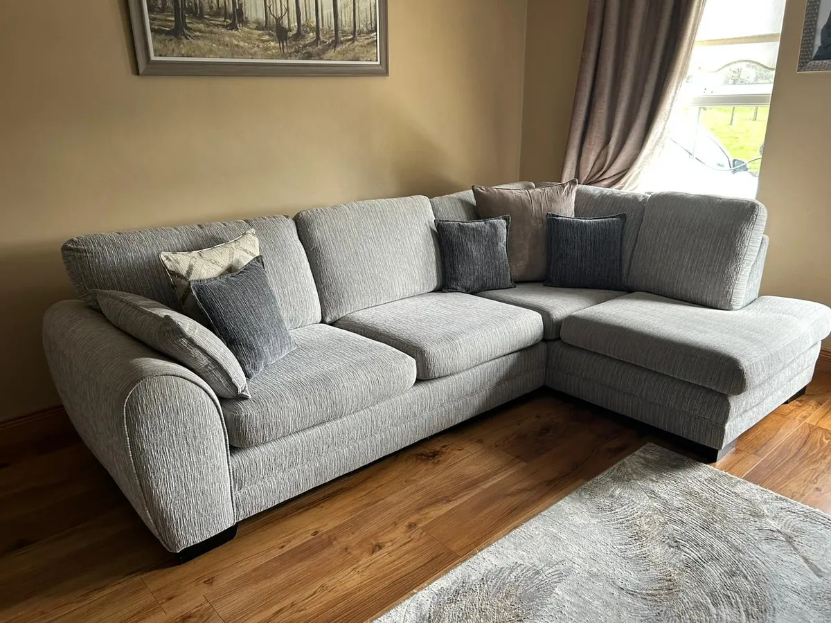 Corner suite couch plus 3 seater sofa - Image 1