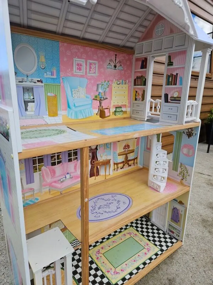 Beautiful dolls house. In very good condition. Available immediately - Image 1