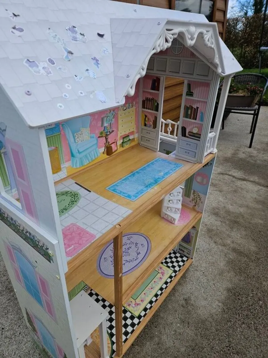 Beautiful dolls house. In very good condition. Available immediately - Image 2