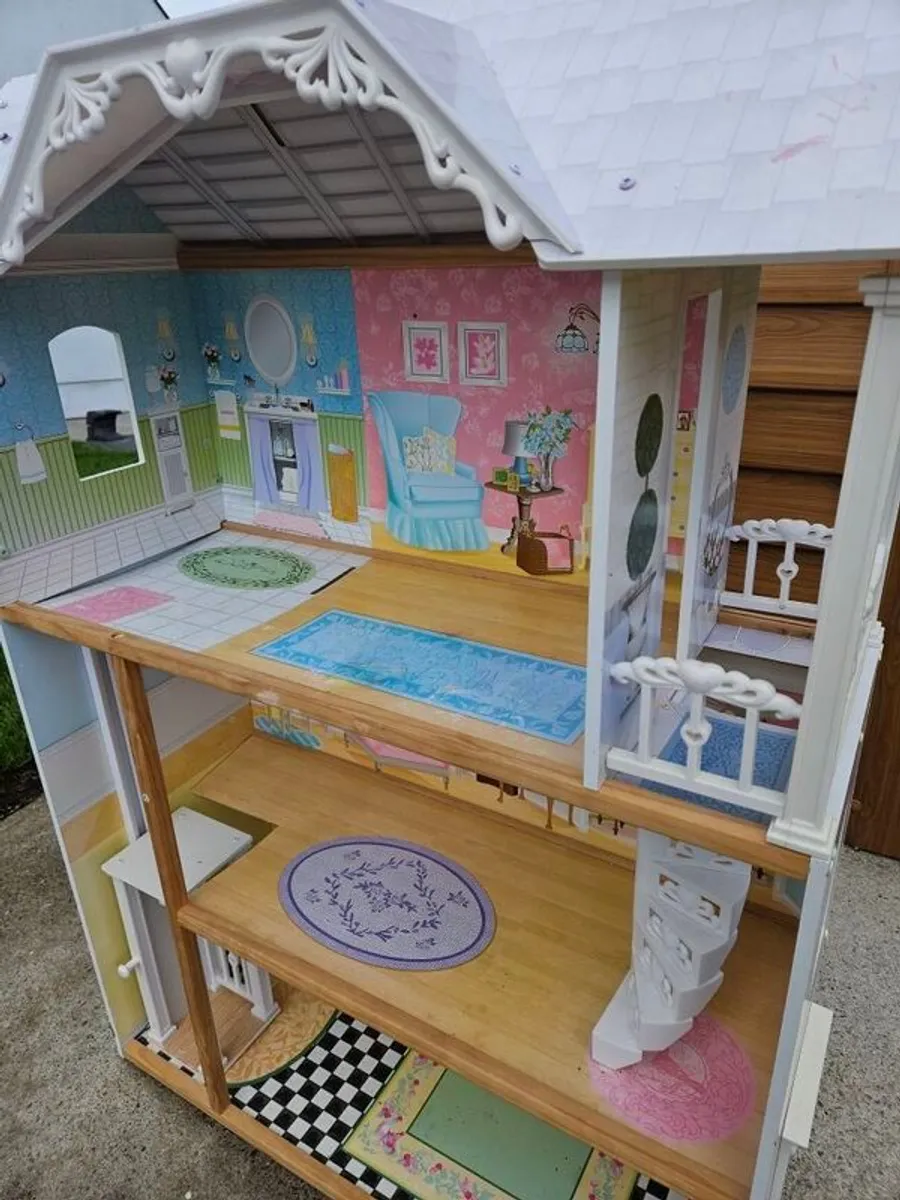 Beautiful dolls house. In very good condition. Available immediately - Image 3