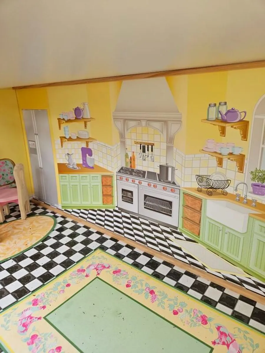 Beautiful dolls house. In very good condition. Available immediately - Image 4