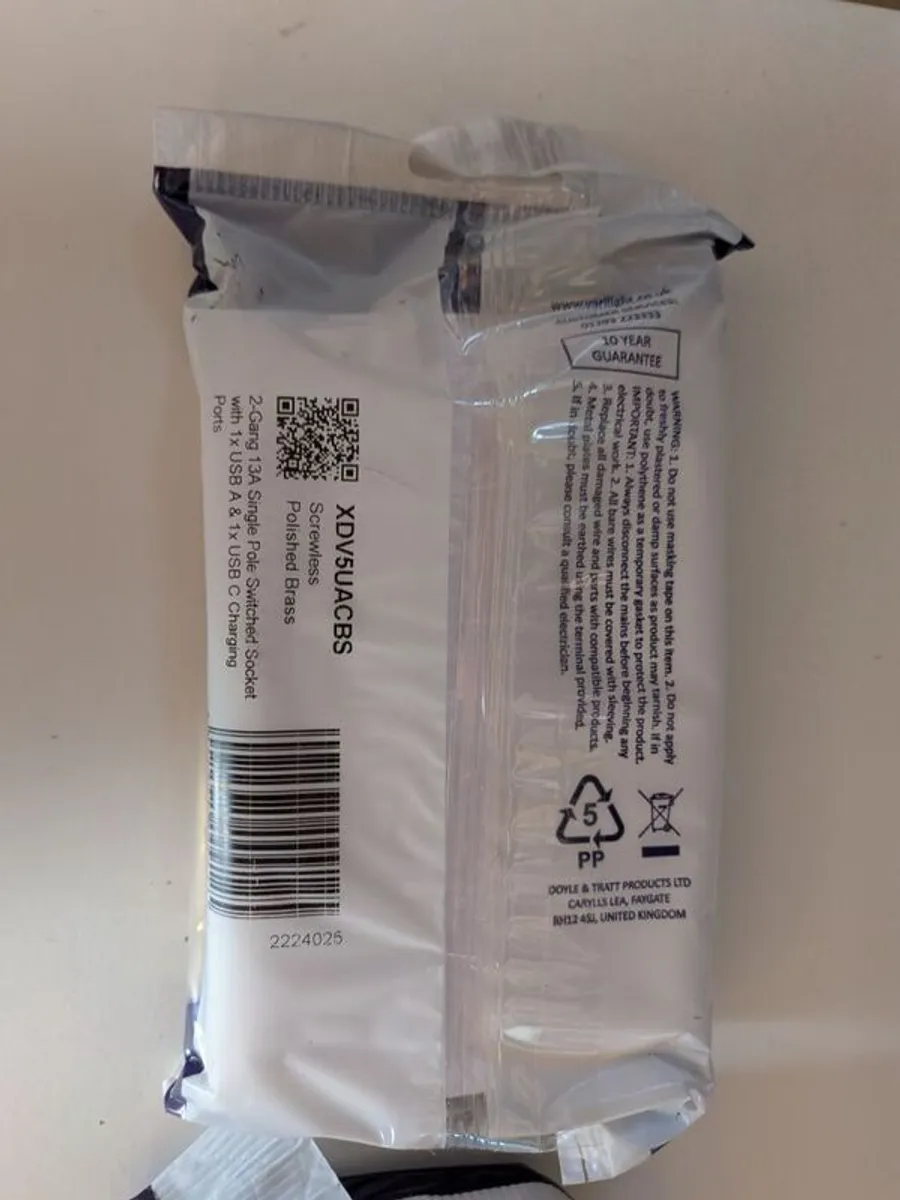 Varilight polished Brass Double Sockets, USB & Standard - Image 3