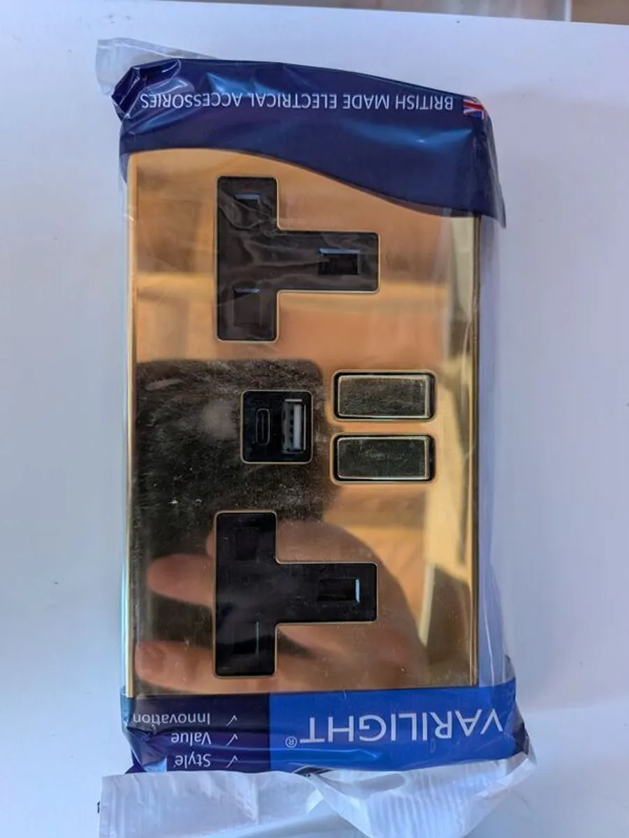 Varilight polished Brass Double Sockets, USB & Standard - Image 1