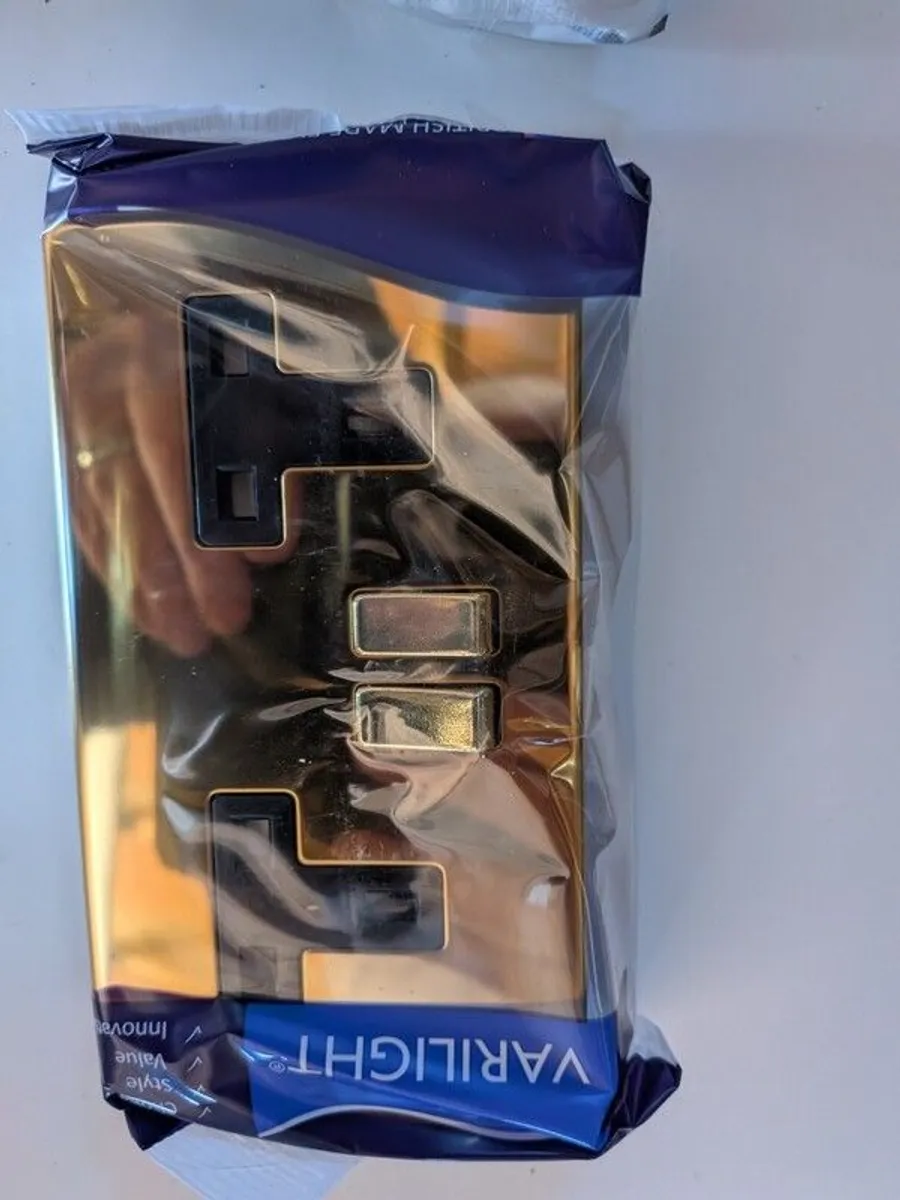 Varilight polished Brass Double Sockets, USB & Standard - Image 2