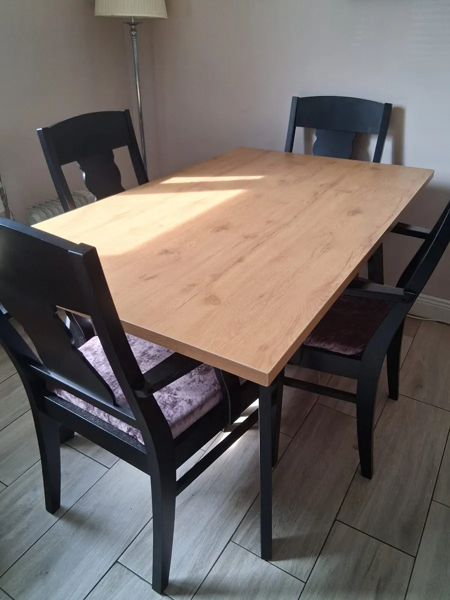 Stunning table and chairs - Image 1