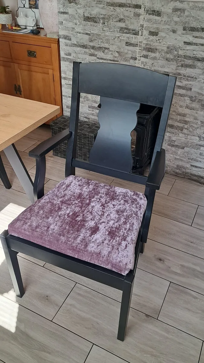 Stunning table and chairs - Image 3