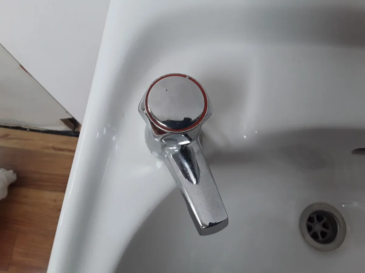 Good sink hot and cold taps  pedestal - Image 3