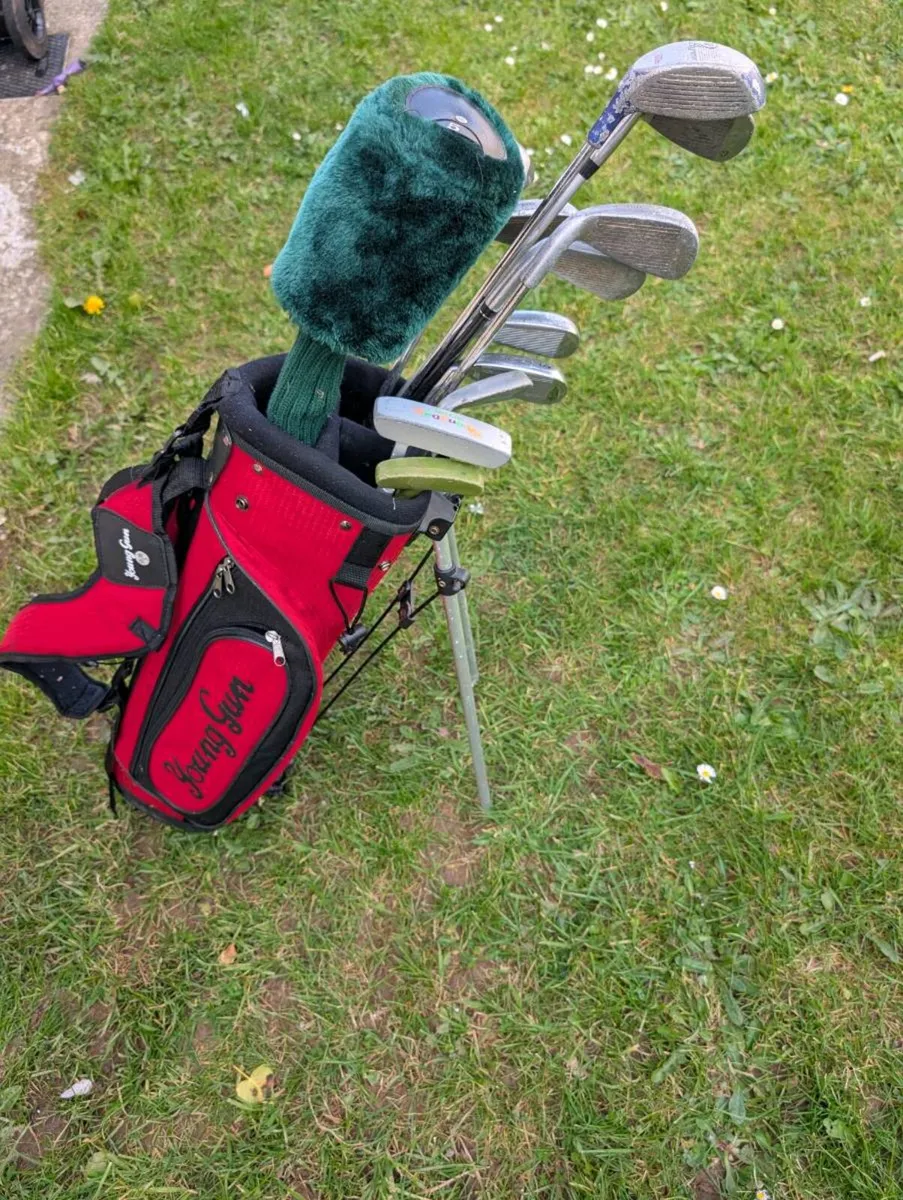 Junior set of Golf clubs a few ages handy one bag - Image 1