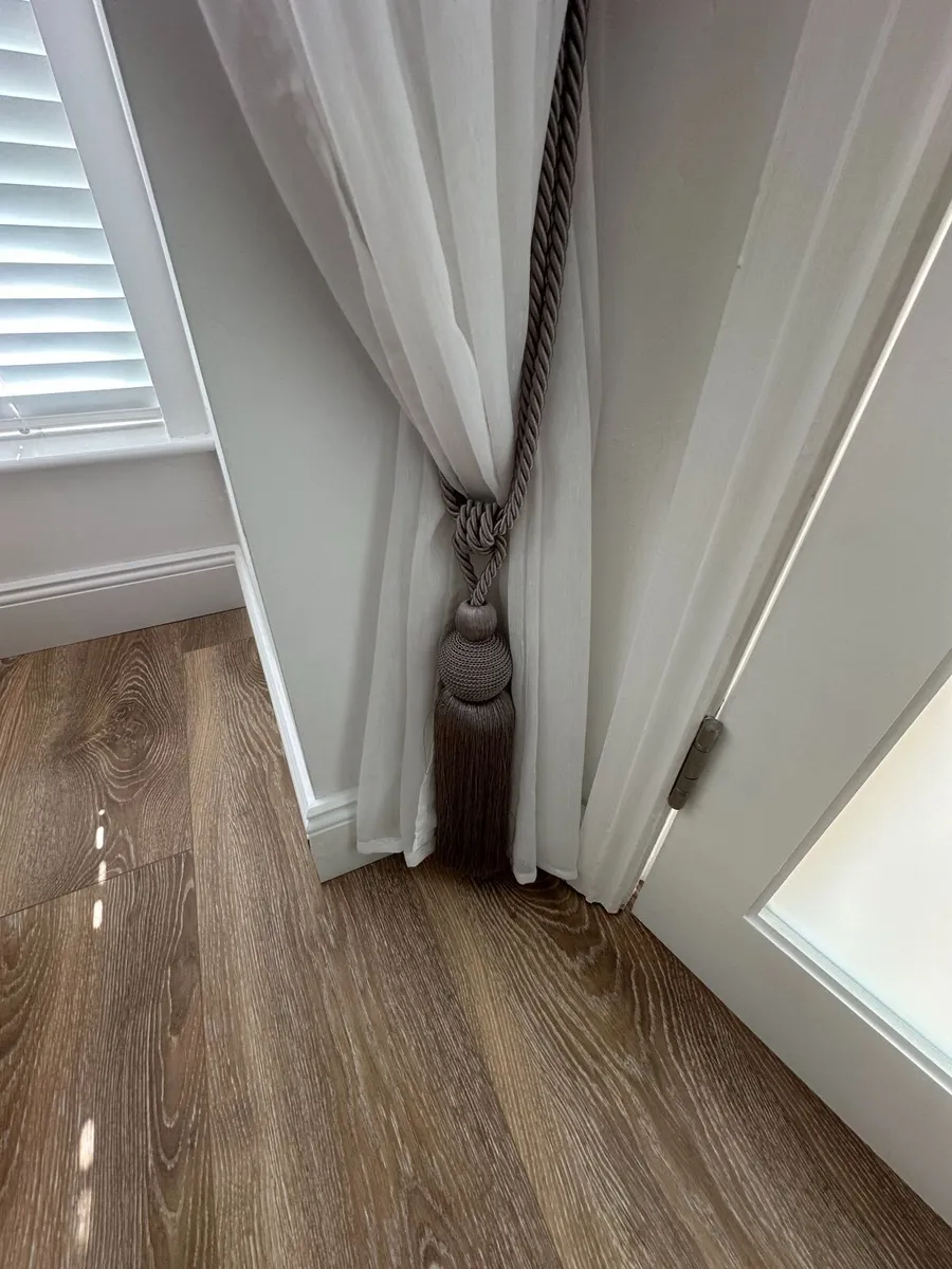 Curtains - Image 4