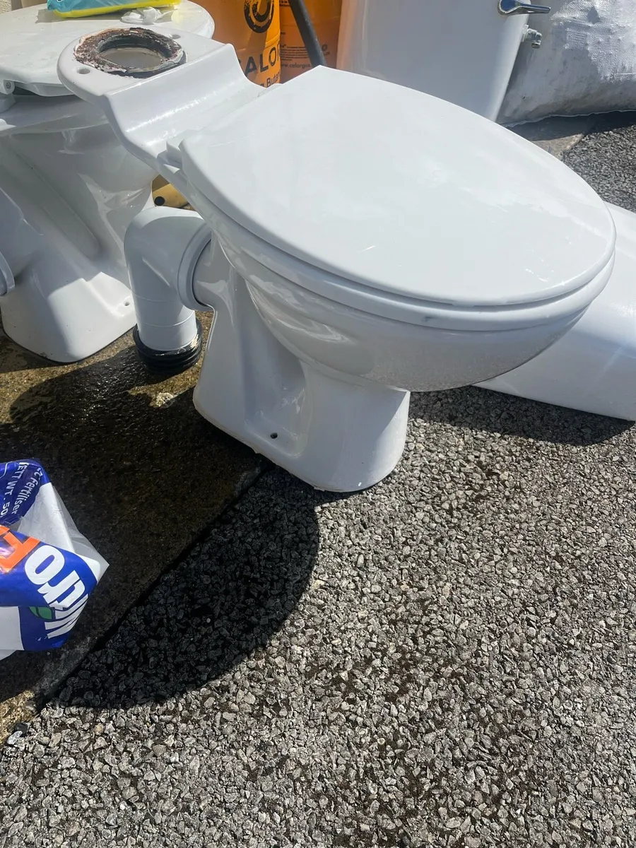 Sink basin, bath, shower  and toilet - Image 4