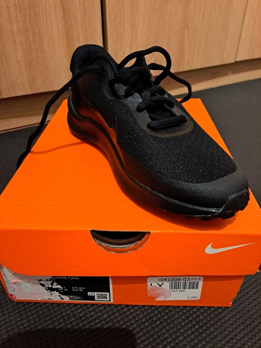 Kids Nike trainers - Image 1