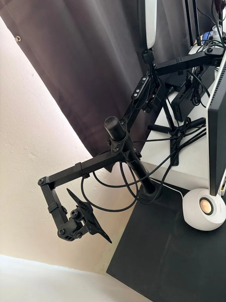 Standing Desk and ergonomic chair - Image 4