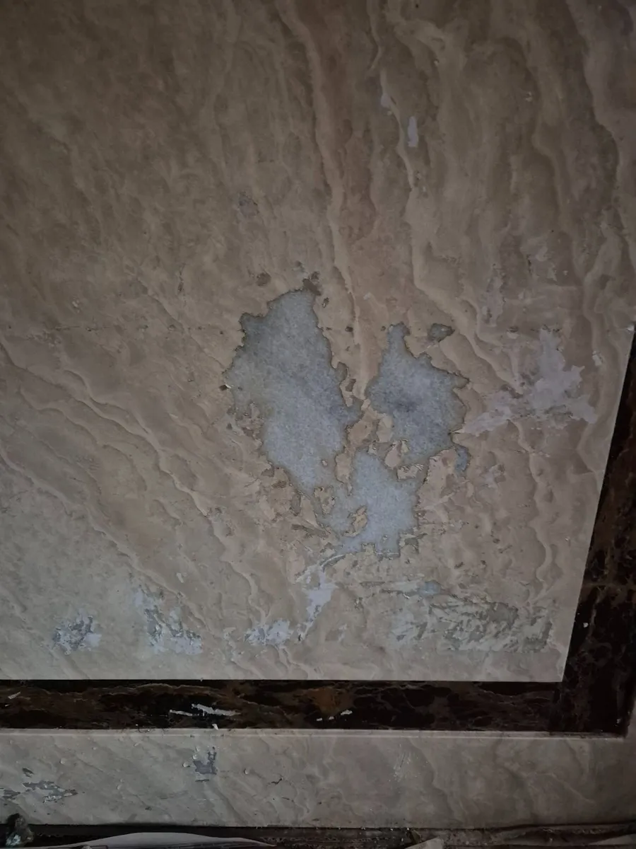 A marble table and 4 chairs - Image 4