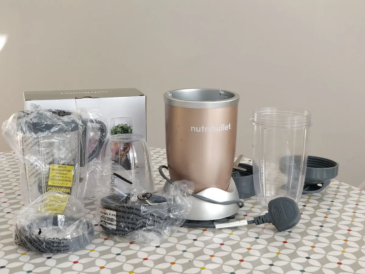 Nutribullet blender 900W and spare parts - Image 1