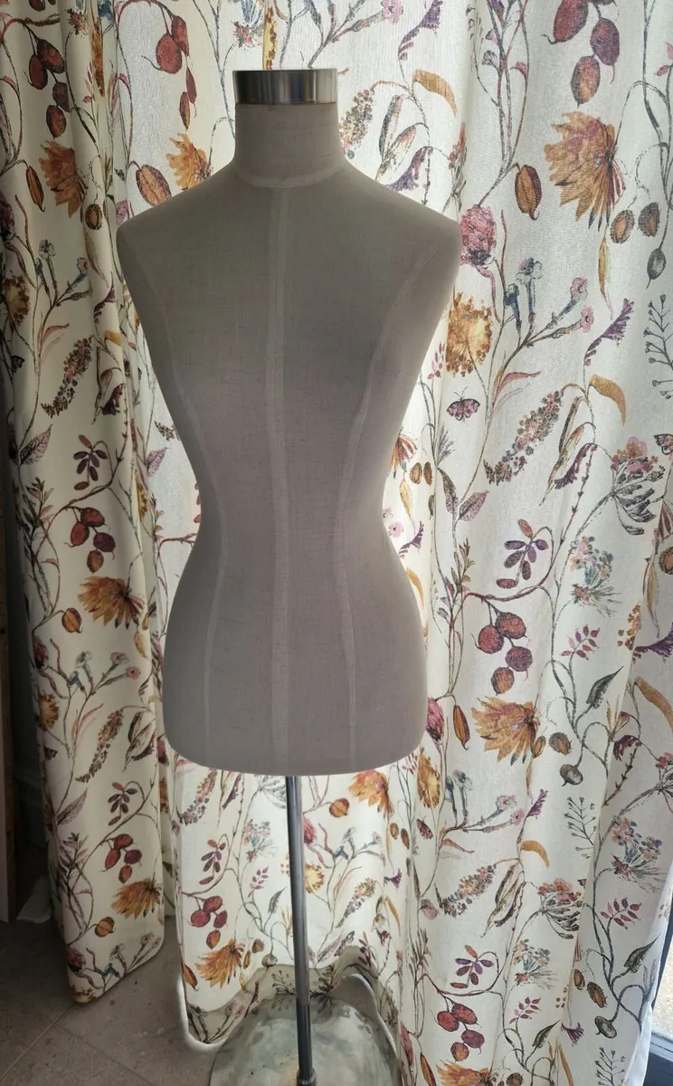 Female mannequin - Image 1