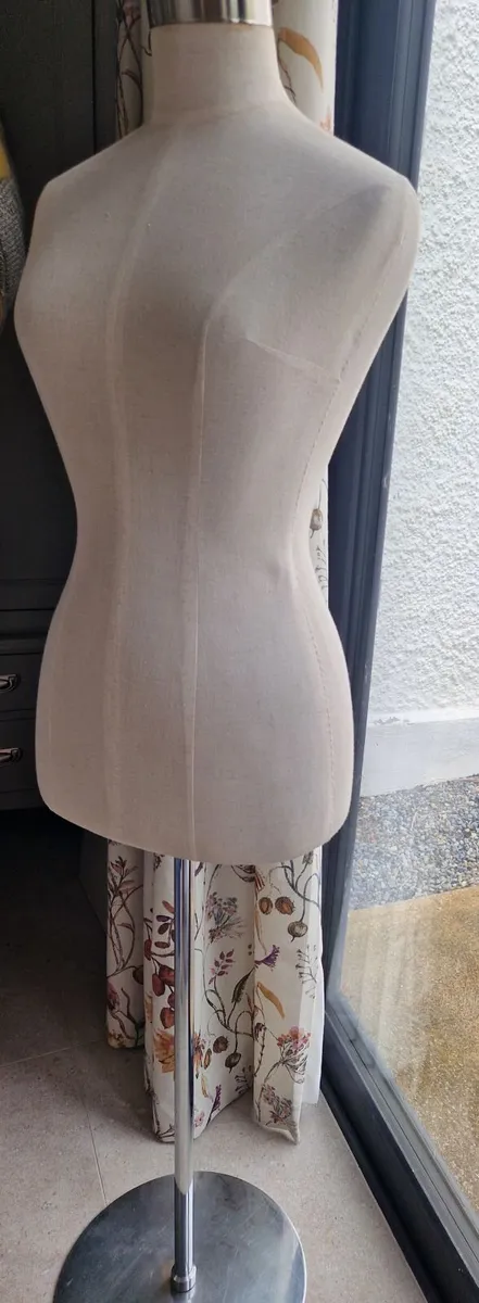 Female mannequin - Image 2