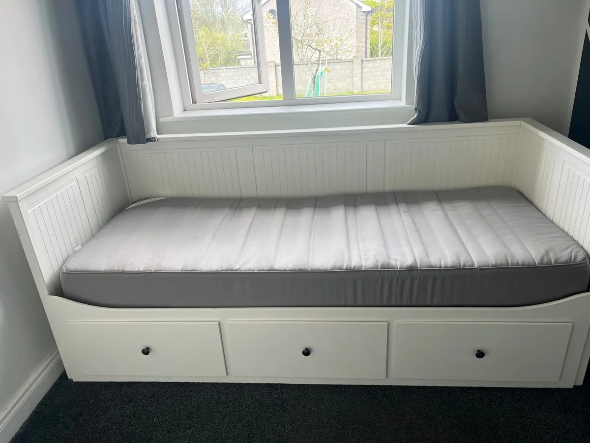 Bed - Image 1