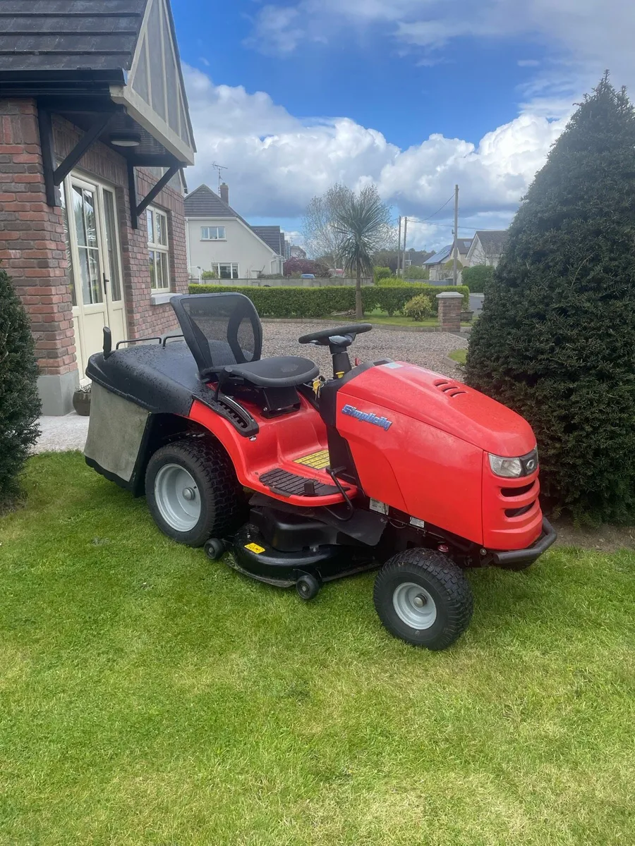 Ride on lawnmower - Image 1