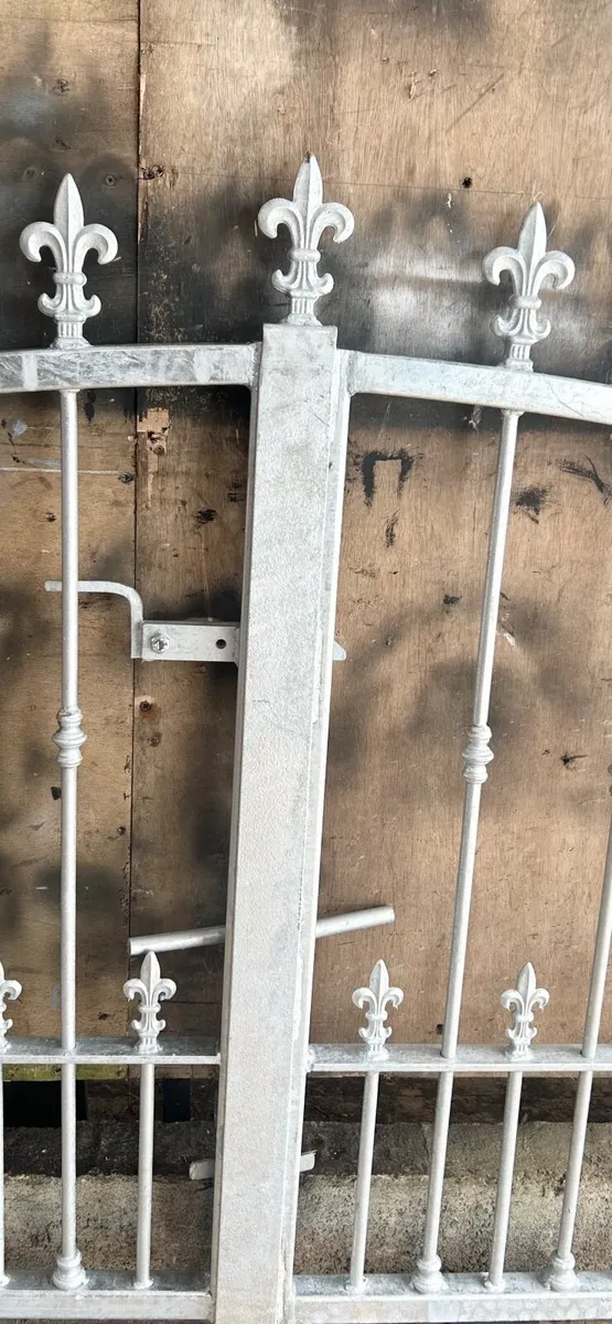 ENTRANCE GATES - Image 4