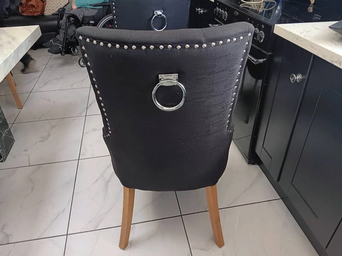 Table and chairs - Image 3