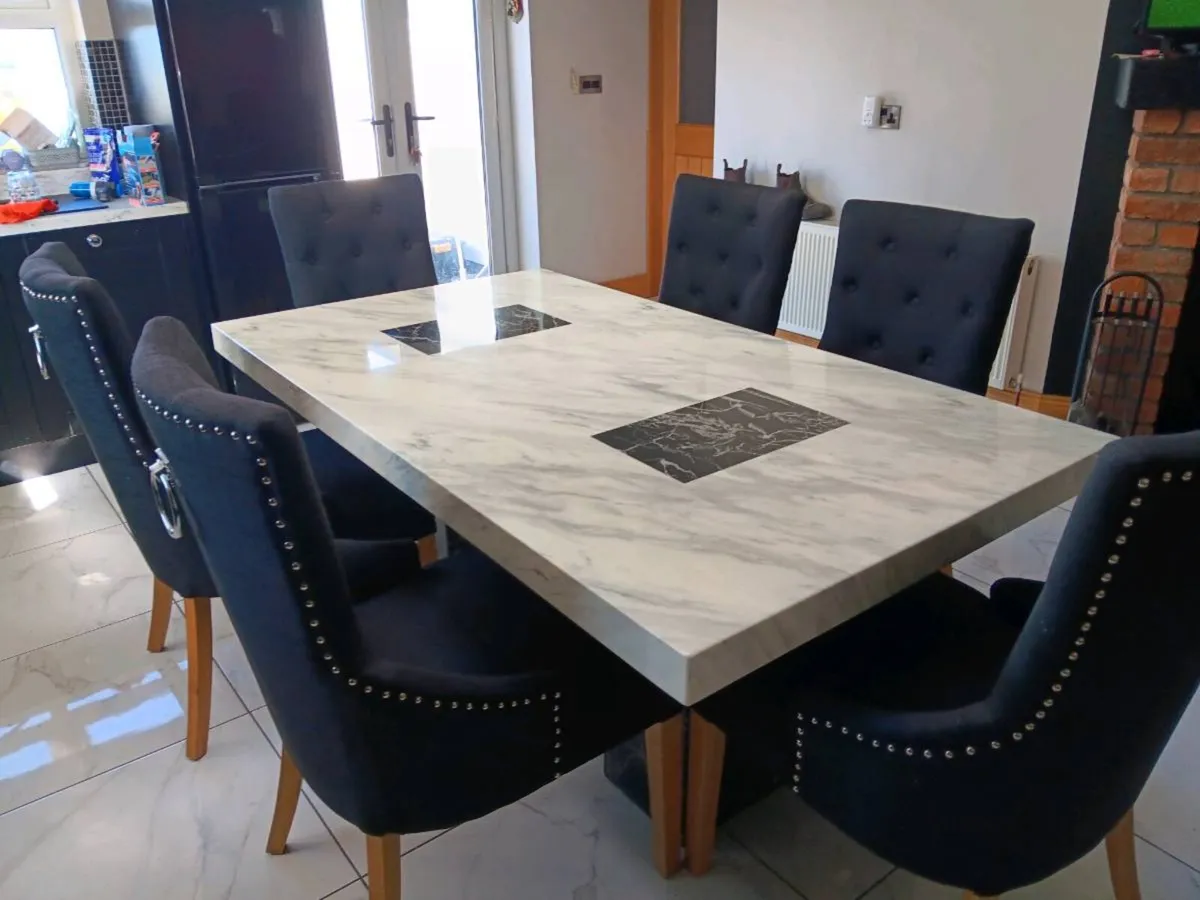 Table and chairs - Image 1