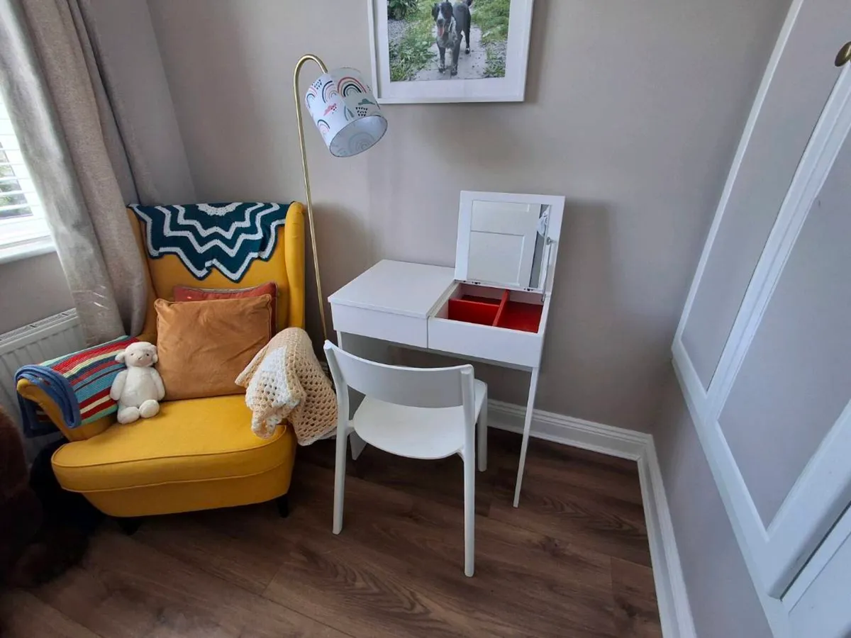 Dressing table - Image 1