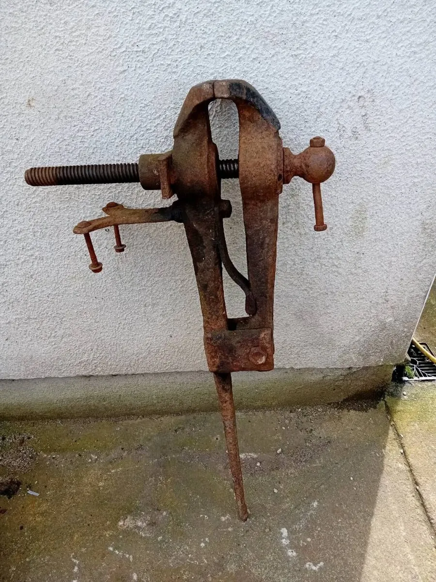 BLACKSMITHS LEG VICE - Image 1