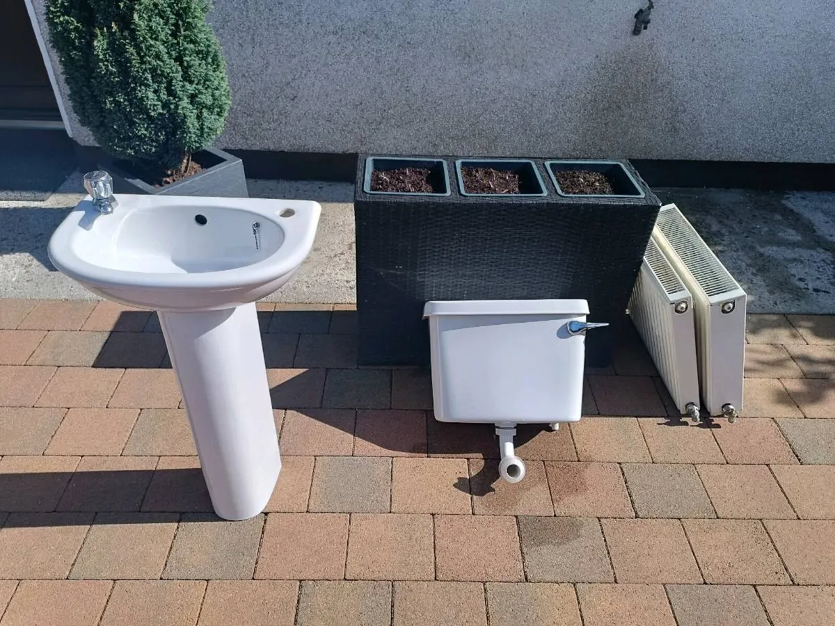 Sink, water tank, radiators - Image 1