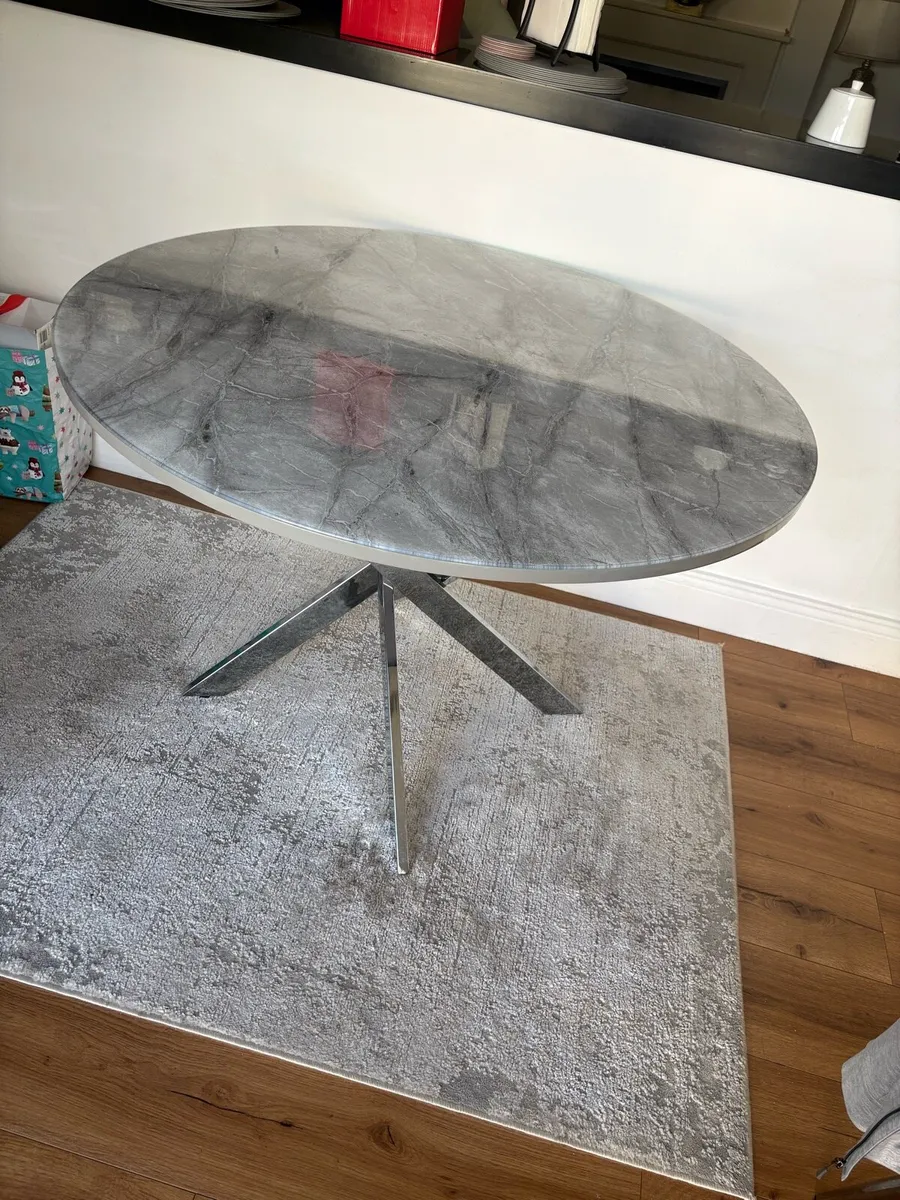 Dining table - Image 1