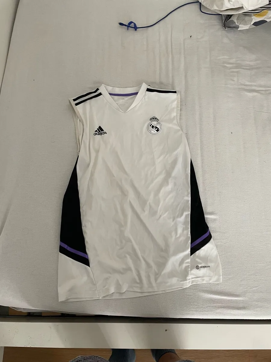 Real Madrid 22/23 training jersey - Image 1