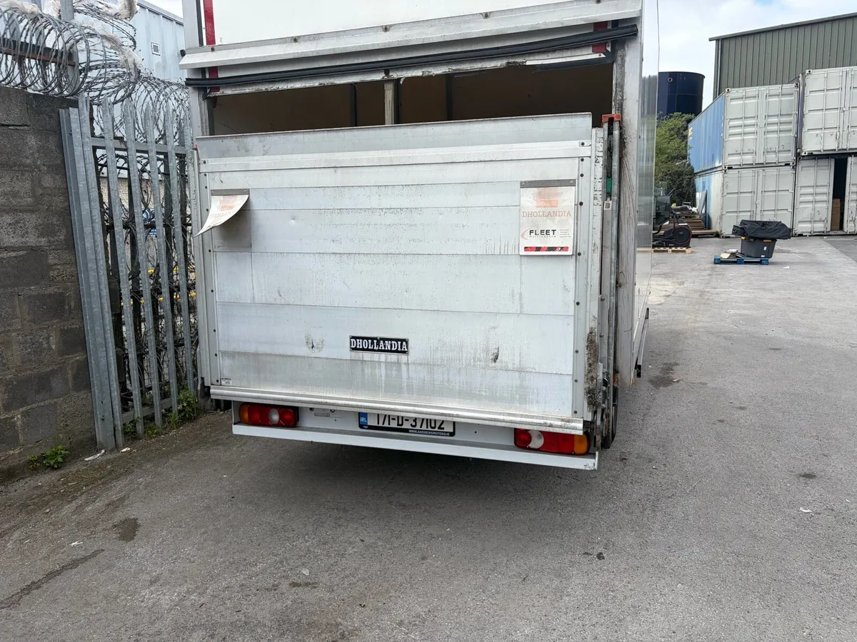Electric tail lift - box Luton van - Image 3