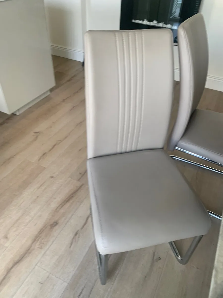 Table and chairs - Image 2