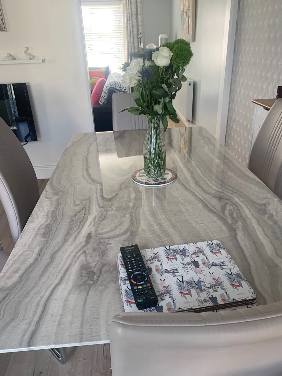 Table and chairs - Image 1