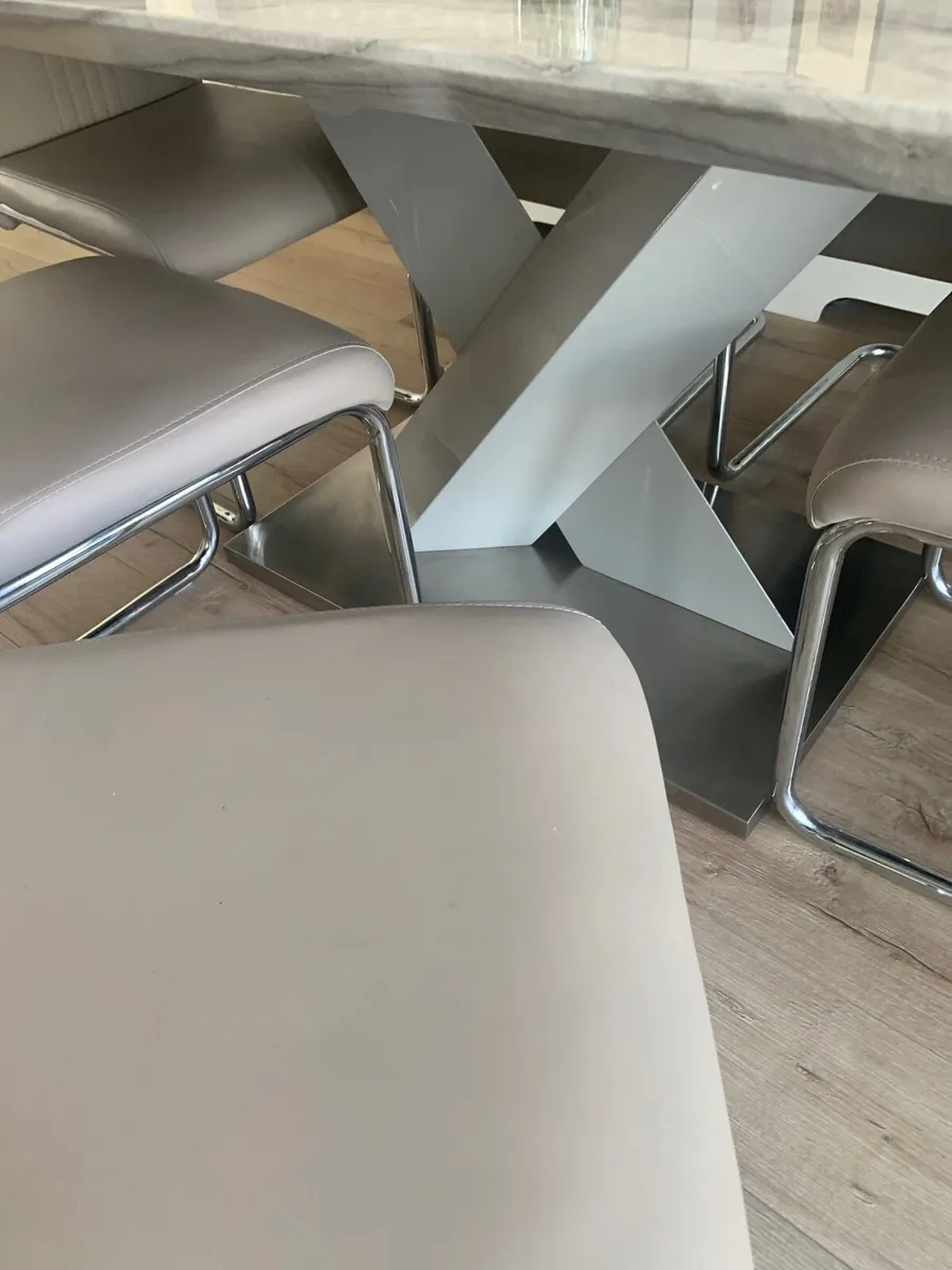 Table and chairs - Image 3