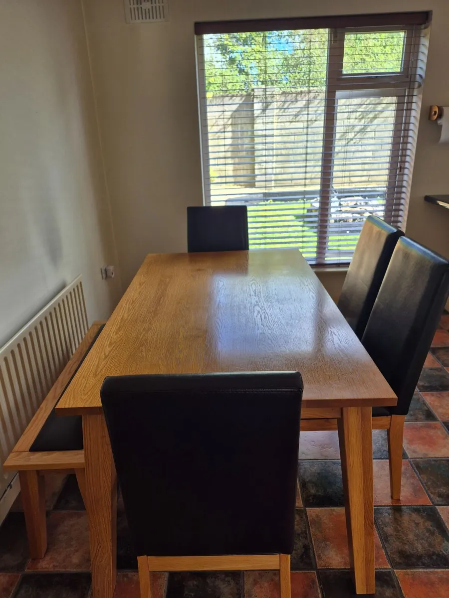Kitchen table and chairs - Image 1