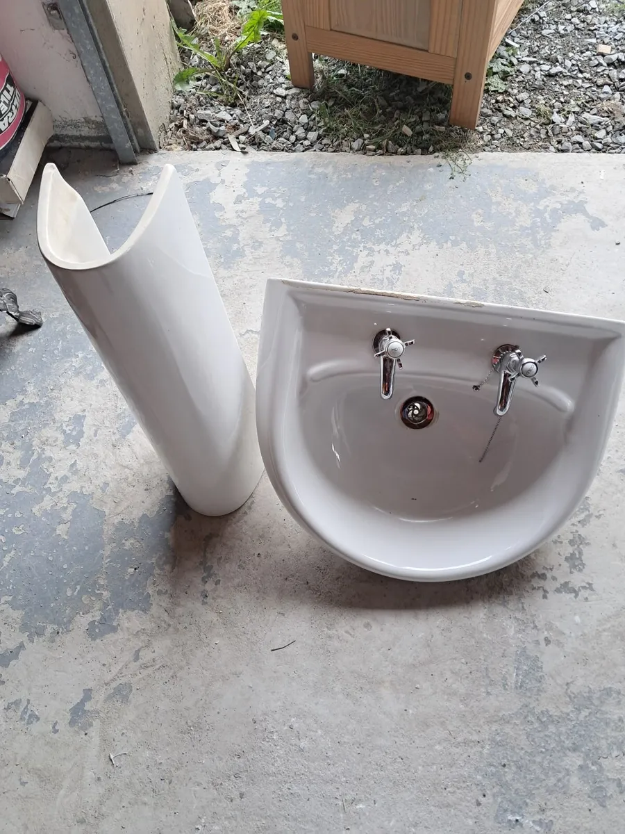 Bathroom sink & pedestal - Image 1