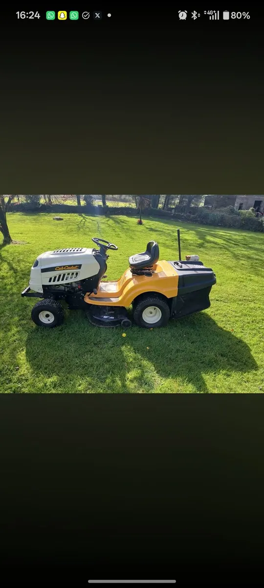 Ride on lawnmower - Image 1