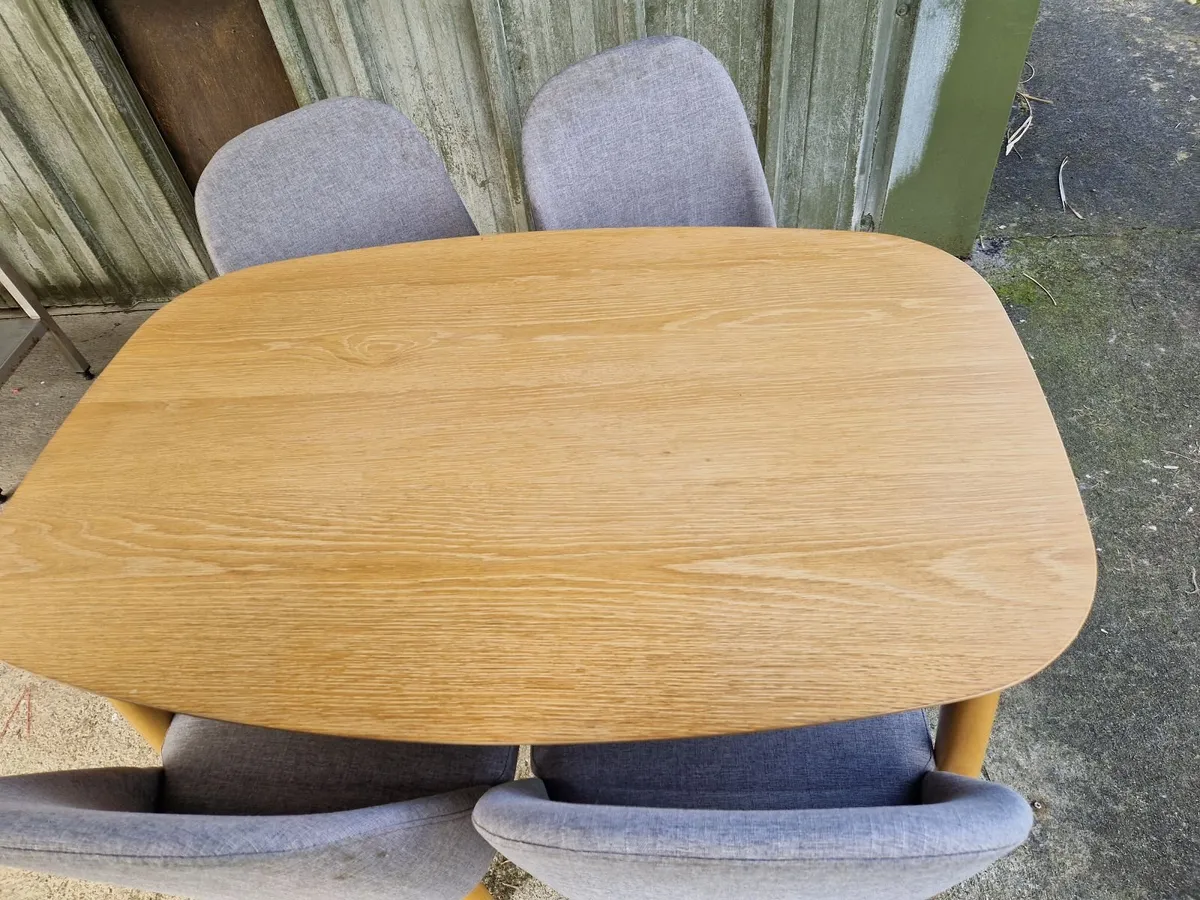 Table and 4 chairs - Image 1