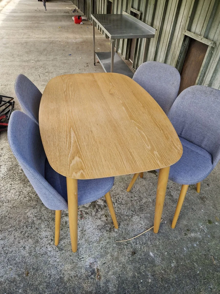 Table and 4 chairs - Image 2