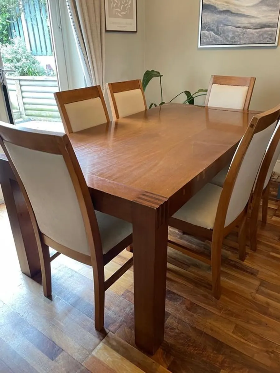 Solid wood Dining room table & 6 matching chairs - Image 1