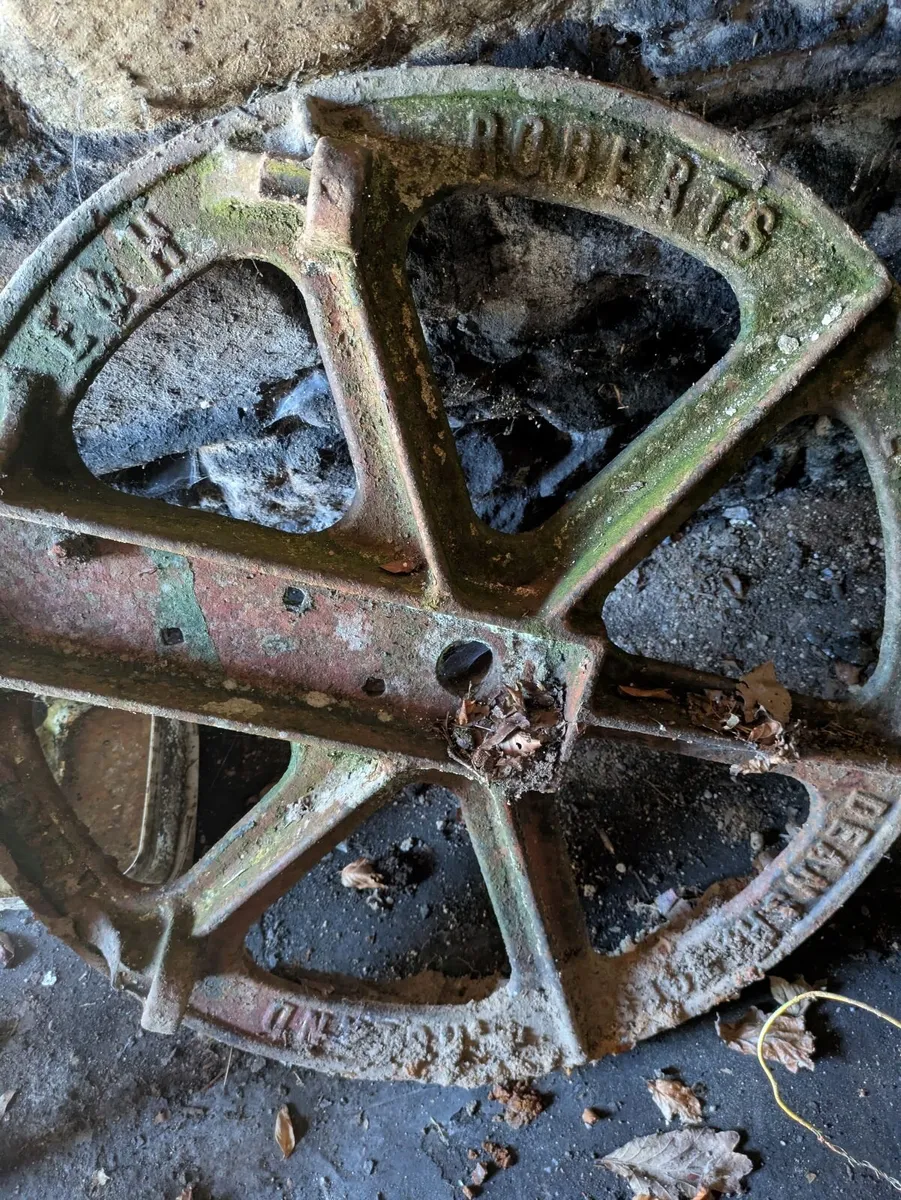 Gears and wheels - Image 3